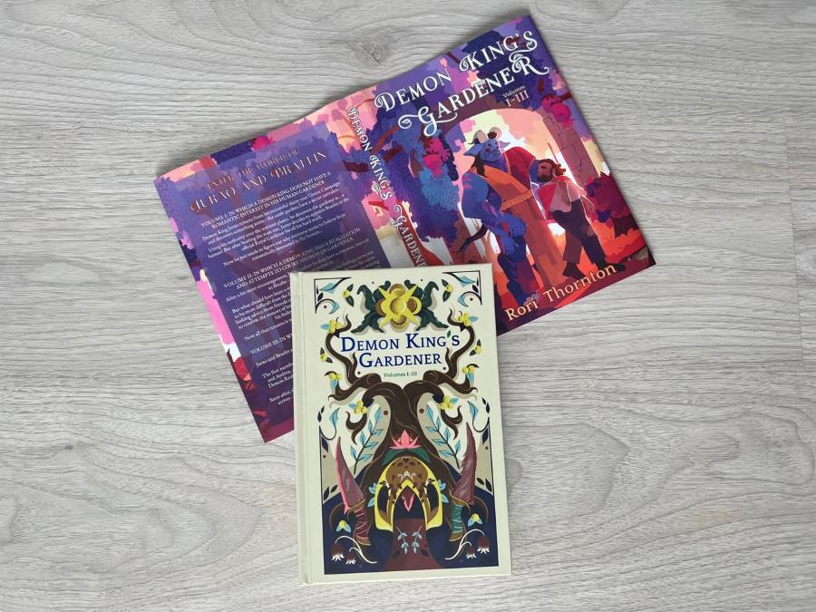 Kirjagramin kesäkisa sisälsi tehtävän lue kirja, jonka kannessa on puu. Kuvassa Demon King's Gardener -kirja, jonka kannessa abstrakti puu ja paperikannessa piirretty selkeämpi puu.