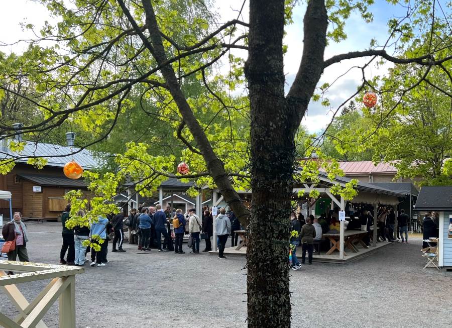 Kirjagramin kesäkisassa vaikeana tehtävänä on osallistua yleisötapahtumiin. Kuvassa Tallipihalla paljon ihmisiä kuuntelemassa musiikkia yleisötapahtumassa.