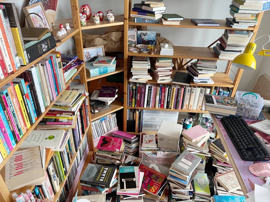 Kirjoja kasassa sekä kirjahyllyssä että sen ympärillä lattialla sekaisessa järjestyksessä osana kirjagramin kesäkisan tehtävää järjestä kirjahylly