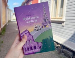 Rakkauden roadtrip -kirjan kansi pirteän violetti ja siinä on matkailuauto Eiffel-tornin ja Colosseumin välissä